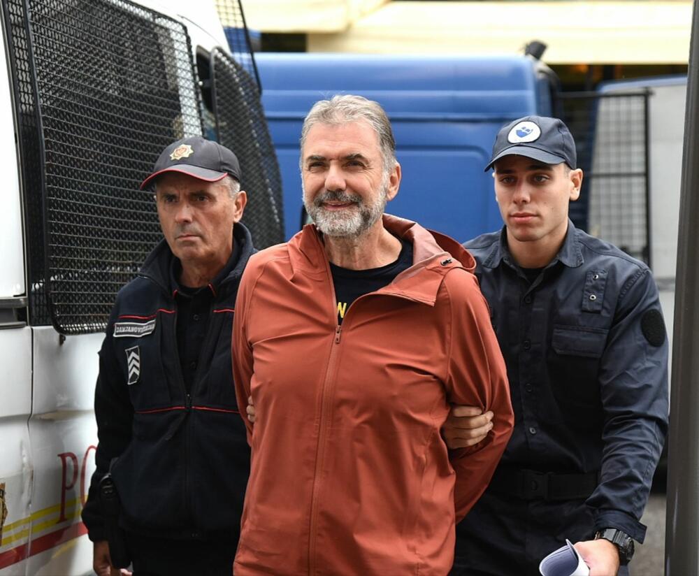 Zaradi oviranja premierjeve kolone aretirali Petra Ivanovića, nekdanjega ministra.