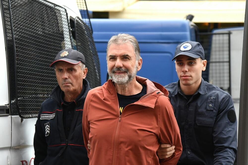 Privođenje Ivanovića, Foto: Luka Zeković