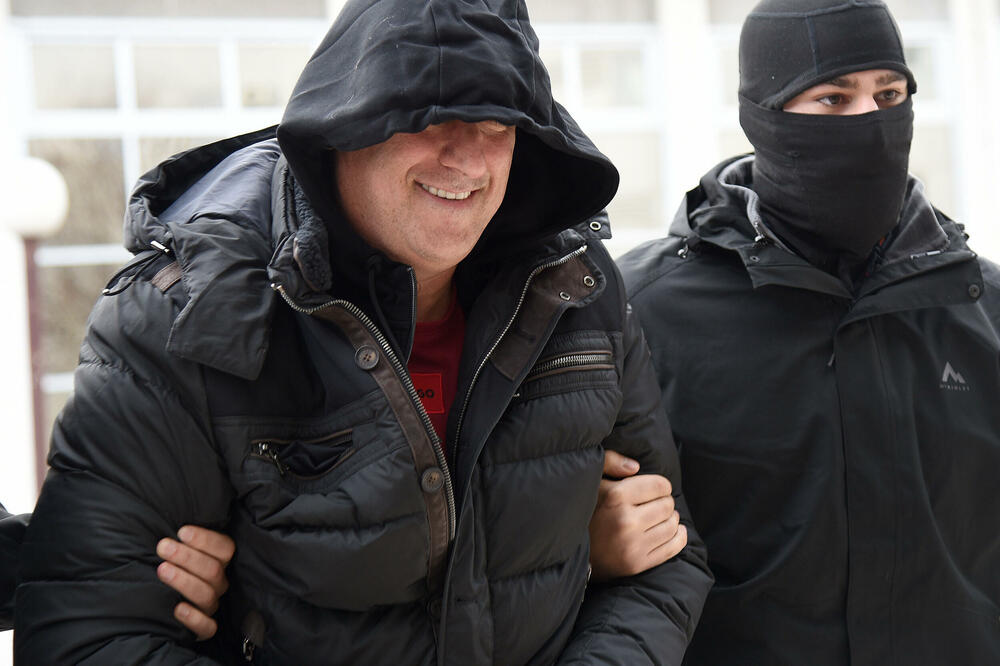 Pekuća sprovode nakon saslušanja, Foto: Luka Zekovic