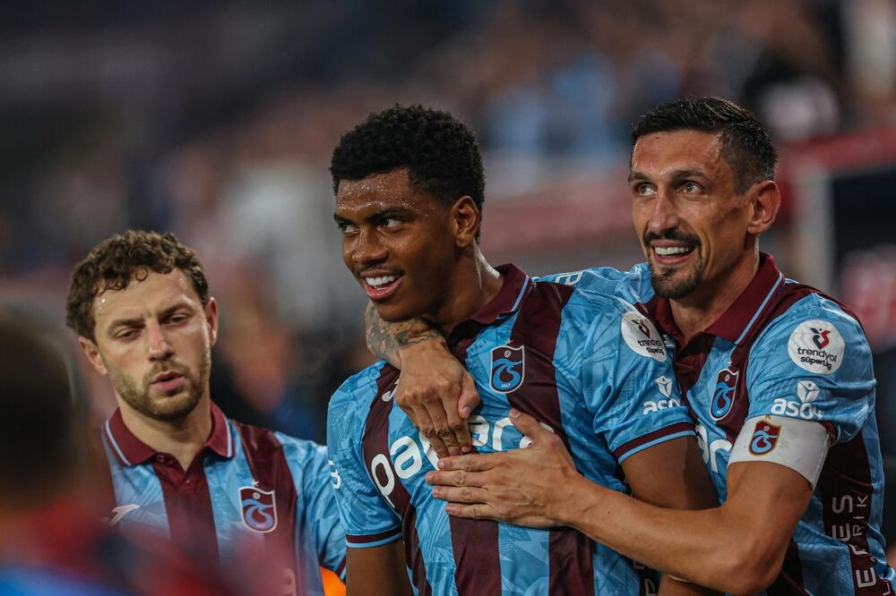 Savić sa saigračem Felipem Augustom slavi jednu od pobjeda ove sezone, Foto: Trabzonspor/Facebook