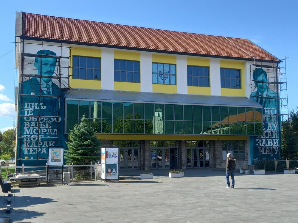 Omaž slavnim sugrađanima: Murali Samardžiću i Bezareviću