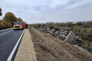 Srbija: Prevrnuo se autobus s radnicima, stradale tri osobe, 39...