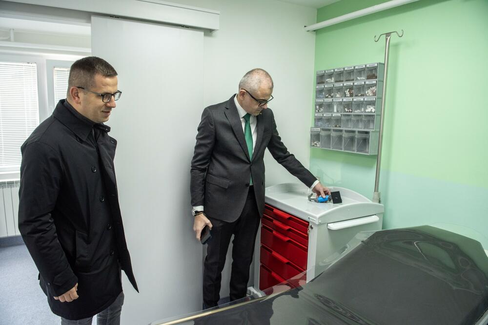 <p>Za adaptaciju prostora uloženo je 66.120 eura bez PDV-a iz kapitalnog budžeta, uz dodatnih 34.000 eura za nabavku medicinske opreme. Zavod je, iz sopstvenih sredstava, obezbijedio i video-laringoskop vrijedan 2.000 eura</p>