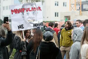 Protest ispred sjedišta Informera u Beogradu, tražili izvinjenje...