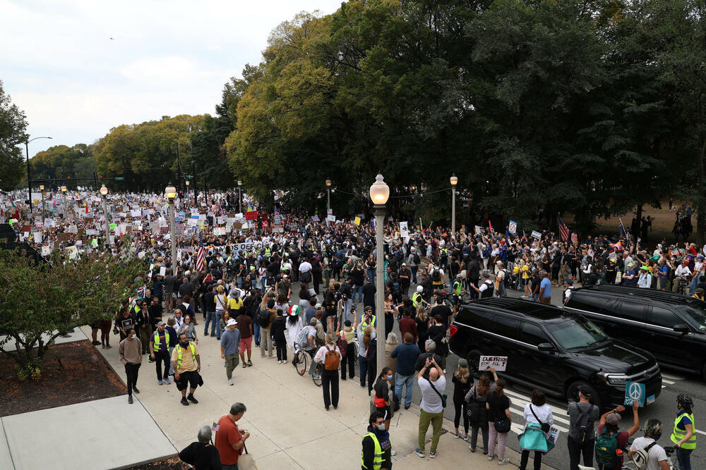 <p>Demonstranti osudili ono što vide kao autoritarne tendencije i nesputanu korupciju predsjednika Sjedinjenih Država</p>