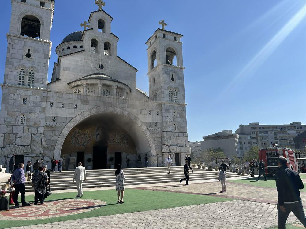 <p>Uzrok požara, navodno, bile su instalacije u kripti hrama</p>