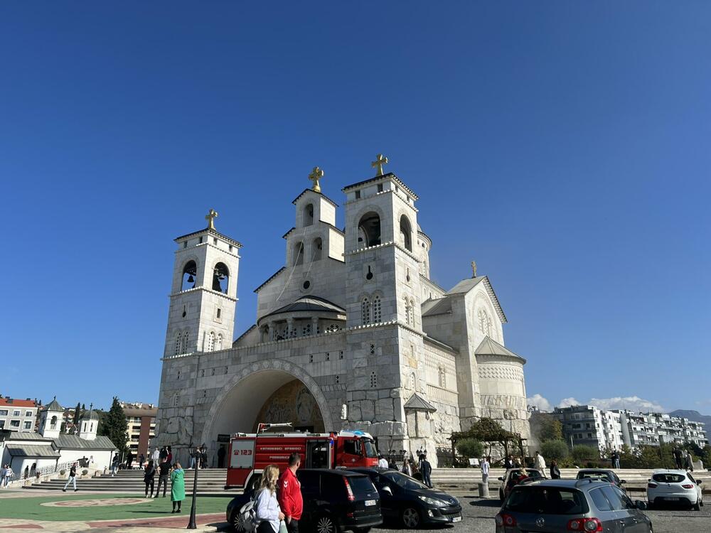 <p>Uzrok požara, navodno, bile su instalacije u kripti hrama</p>