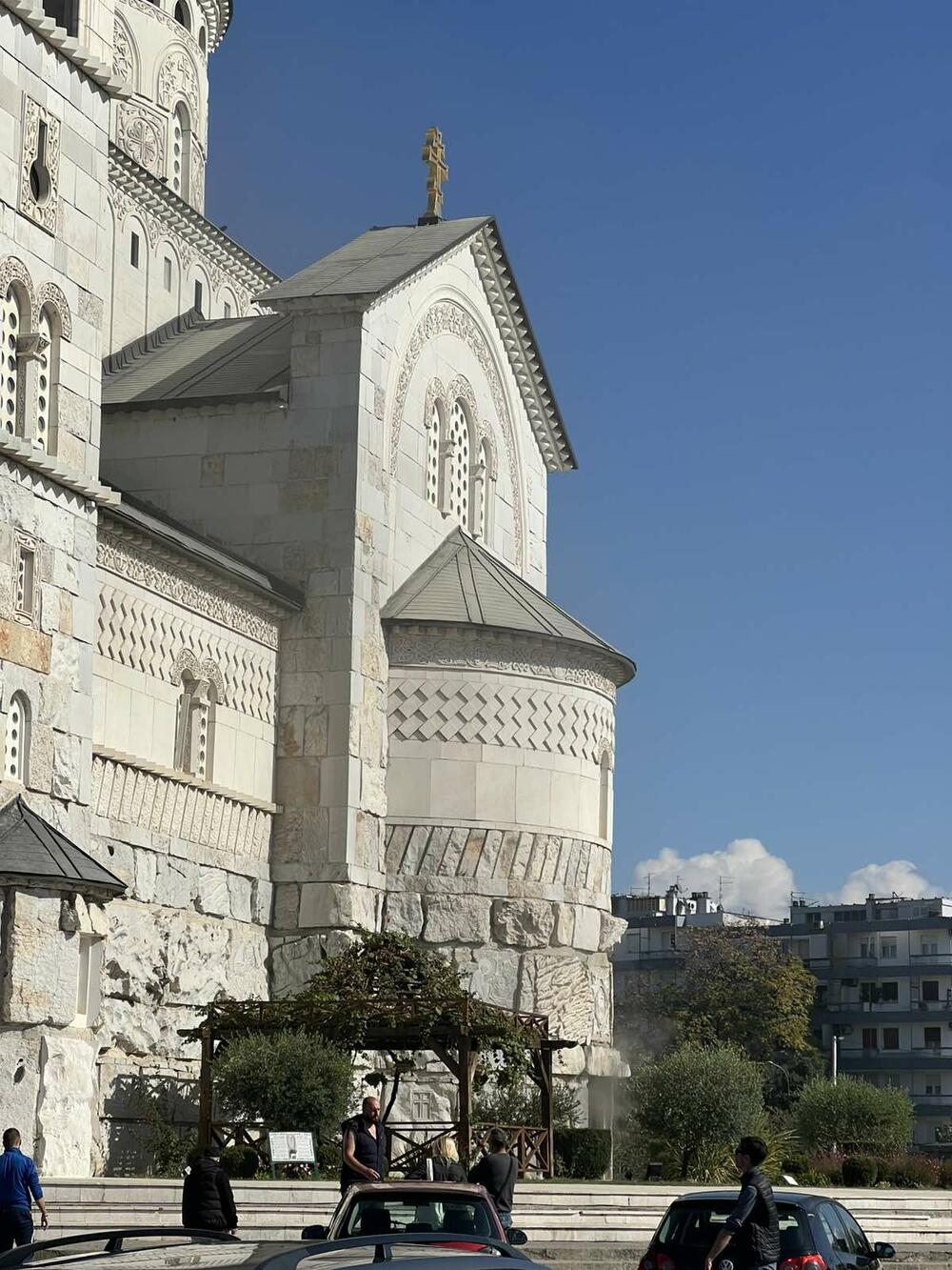 <p>Uzrok požara, navodno, bile su instalacije u kripti hrama</p>