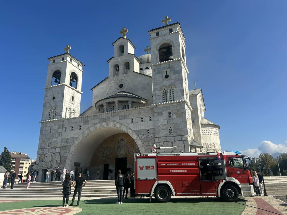 <p>Uzrok požara, navodno, bile su instalacije u kripti hrama</p>