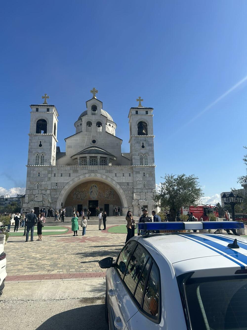 <p>Uzrok požara, navodno, bile su instalacije u kripti hrama</p>