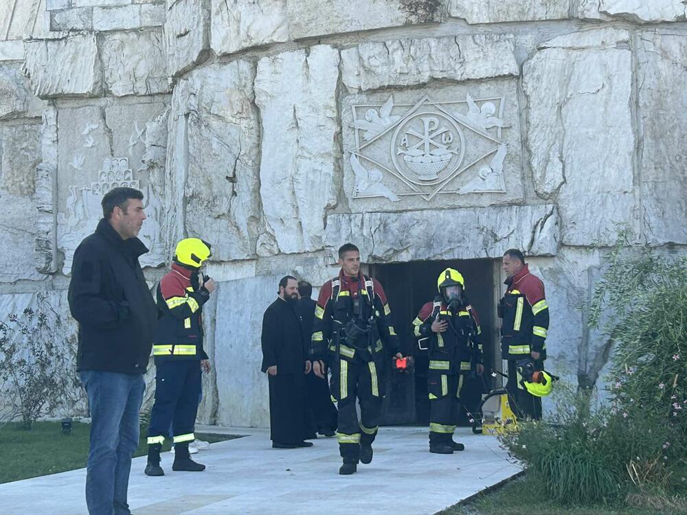 Požar izbruhnil v Hramu Kristusovega vstajenja v Podgorici, hitro pogašen
