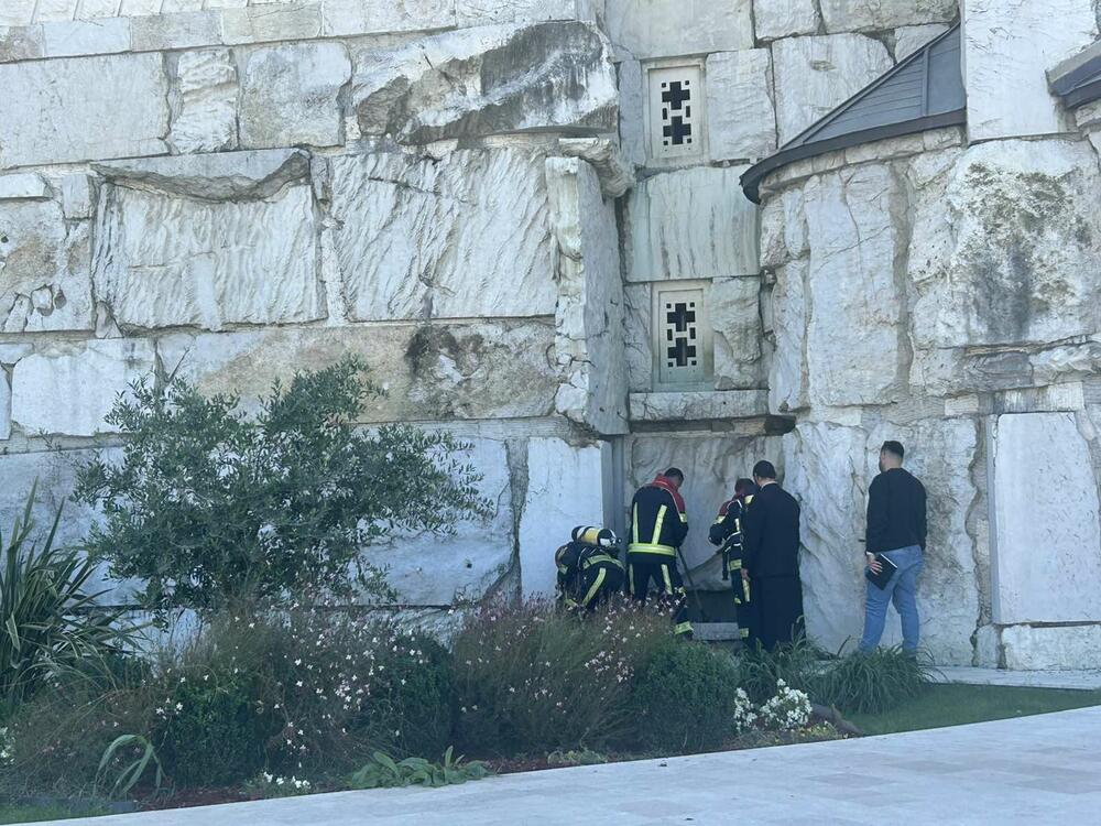 <p>Uzrok požara, navodno, bile su instalacije u kripti hrama</p>