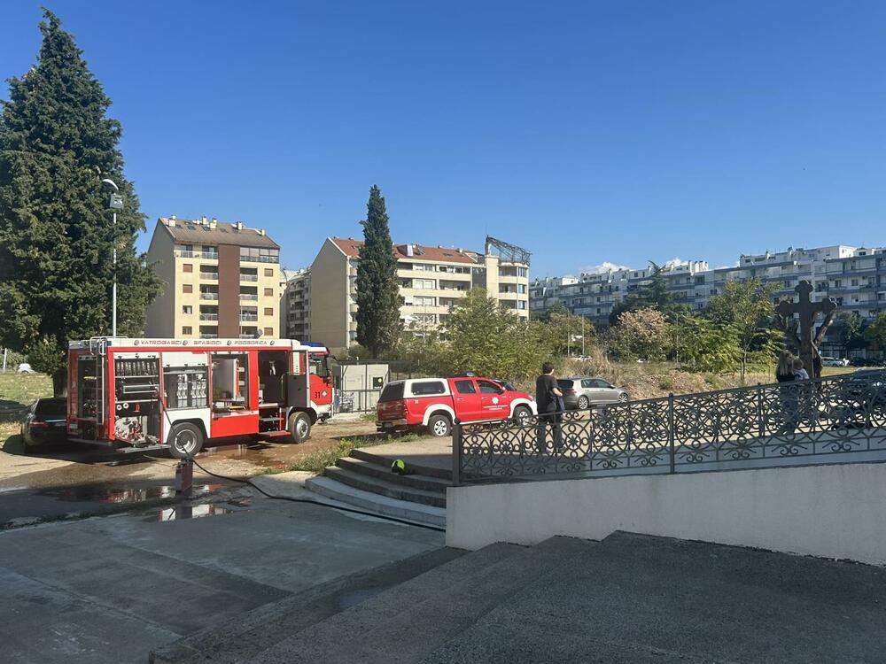 <p>Uzrok požara, navodno, bile su instalacije u kripti hrama</p>