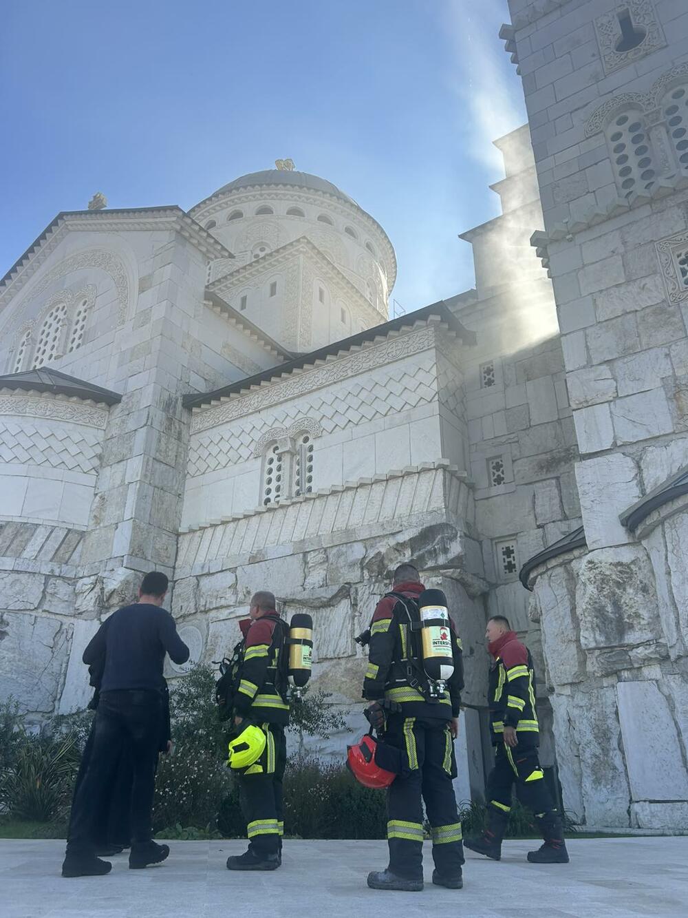 <p>Uzrok požara, navodno, bile su instalacije u kripti hrama</p>