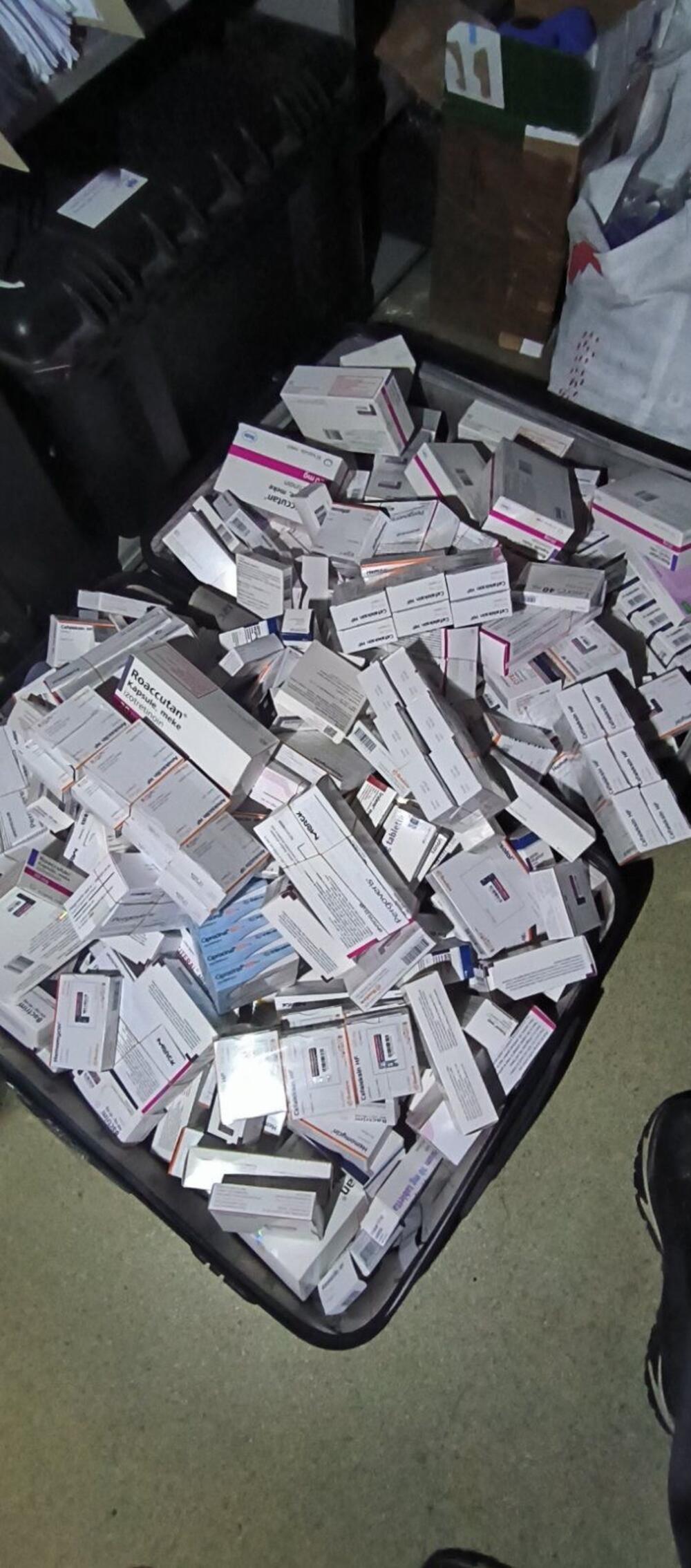 Na mejnem prehodu Dobrakovo zasegli veliko količino zdravil