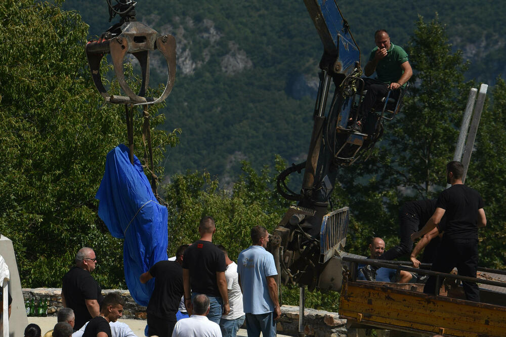 Trenutak uklanjanja spomenika ratnom zločincu: Početak Đurišićeve “turneje” po beranskoj opštini, Foto: Boris Pejovic