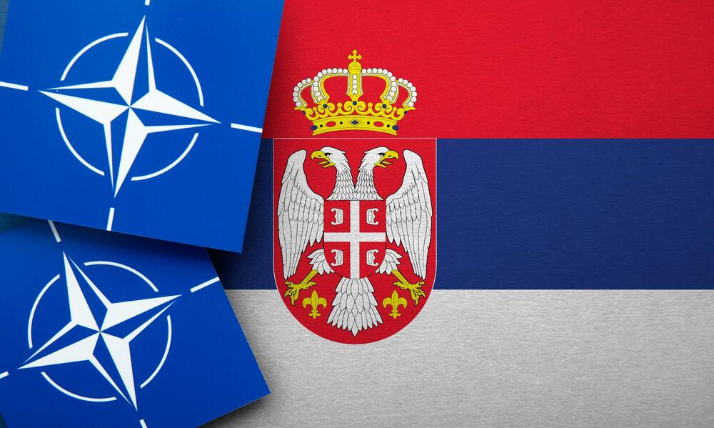 Na konferenci NATO opozorili, da lahko Balkan ponovno postane "sod smodnika", Srbija ključna