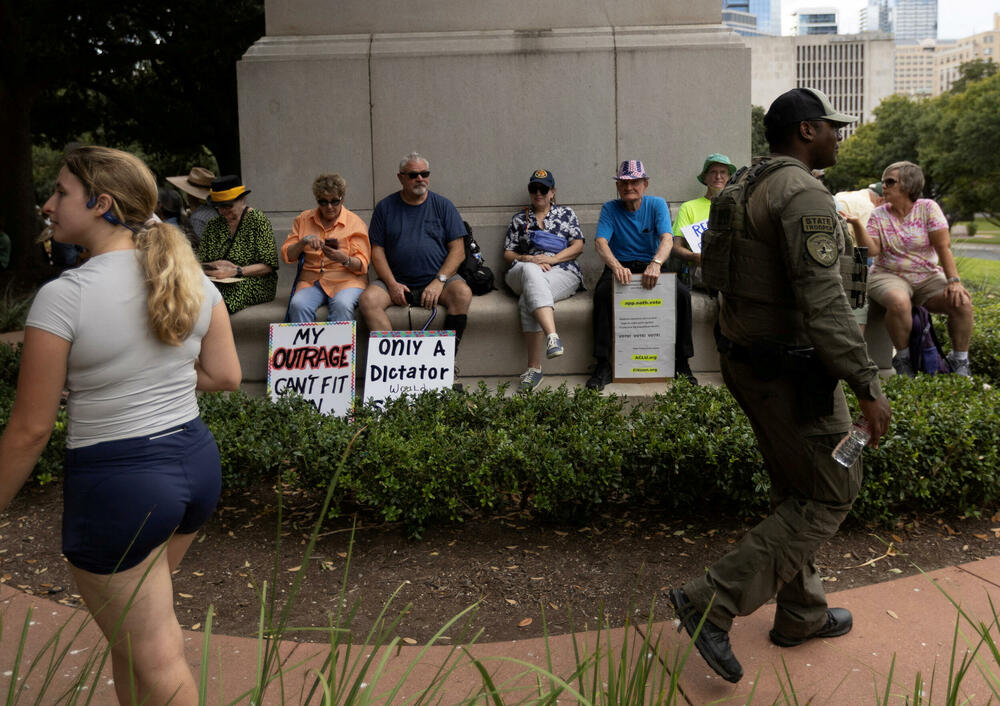 <p>Protesti su održani između ostalog u Njujorku, Čikagu, San Francisku, Los Anđelesu i Nju Orleansu, ali i u manjim mjestima u unutrašnjosti zemlje</p>