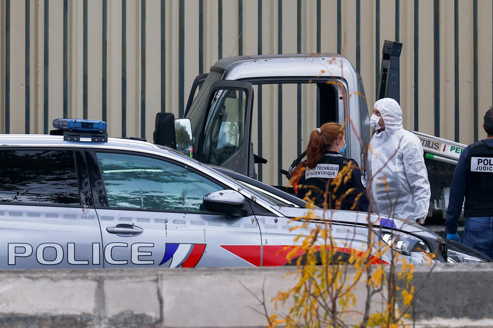 <p>Čini se da su lopovi koristili mehaničke merdevine da bi dospjeli do gornjeg sprata, gdje su razbili prozor i tako ušli u zgradu, navodi BBC</p>