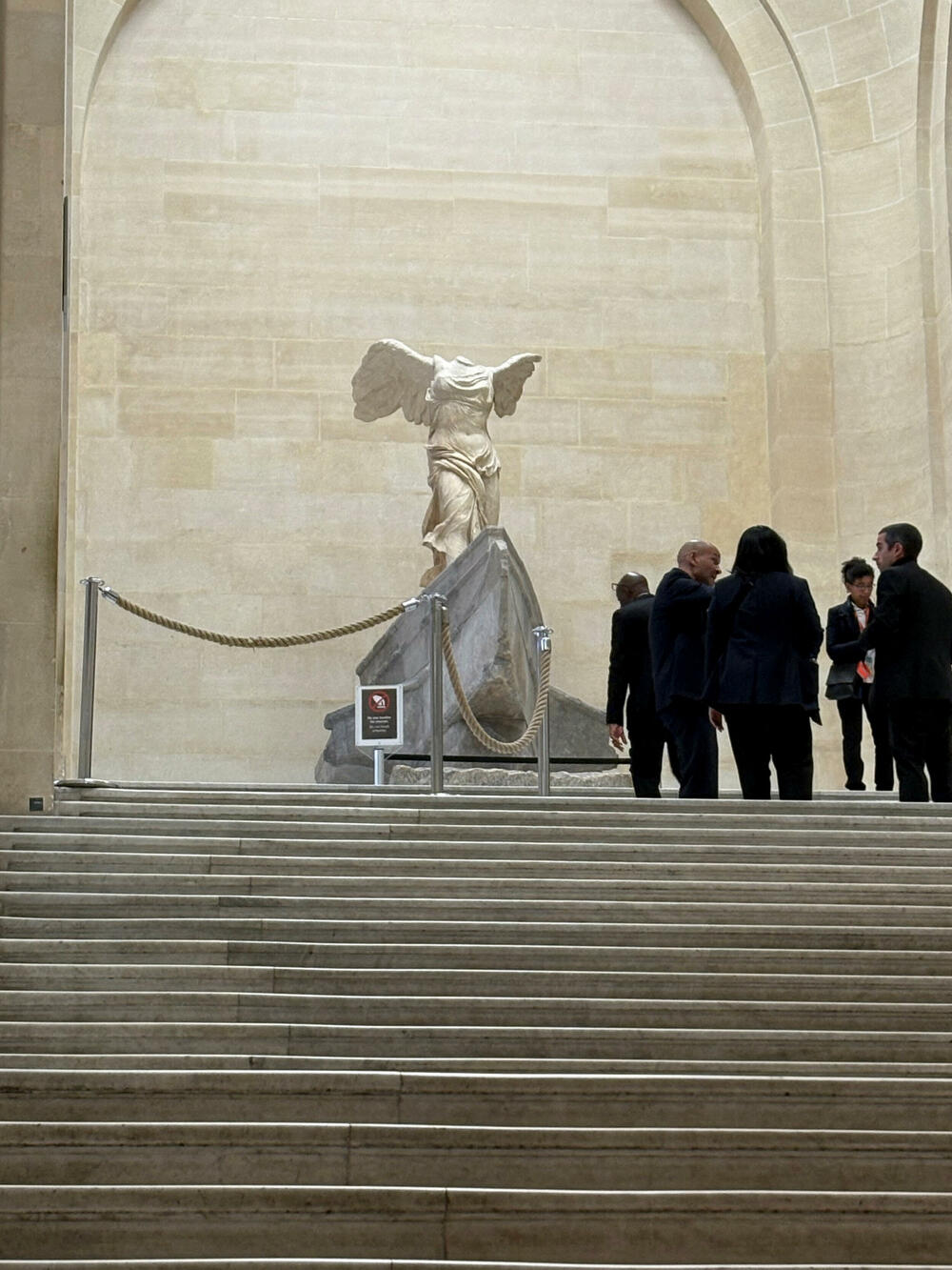 <p>Čini se da su lopovi koristili mehaničke merdevine da bi dospjeli do gornjeg sprata, gdje su razbili prozor i tako ušli u zgradu, navodi BBC</p>