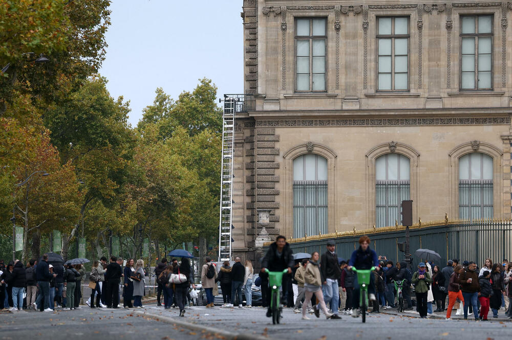 <p>Čini se da su lopovi koristili mehaničke merdevine da bi dospjeli do gornjeg sprata, gdje su razbili prozor i tako ušli u zgradu, navodi BBC</p>