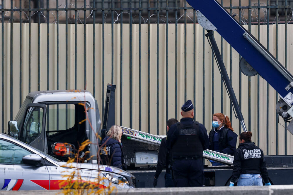 <p>Čini se da su lopovi koristili mehaničke merdevine da bi dospjeli do gornjeg sprata, gdje su razbili prozor i tako ušli u zgradu, navodi BBC</p>