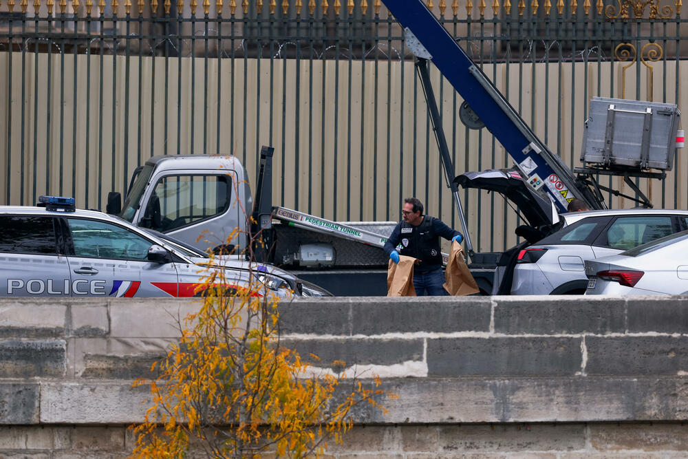 <p>Čini se da su lopovi koristili mehaničke merdevine da bi dospjeli do gornjeg sprata, gdje su razbili prozor i tako ušli u zgradu, navodi BBC</p>