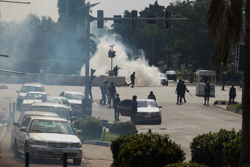 Protesti v Nigeriji zaradi aretacije separatističnega voditelja prerasli v nerede