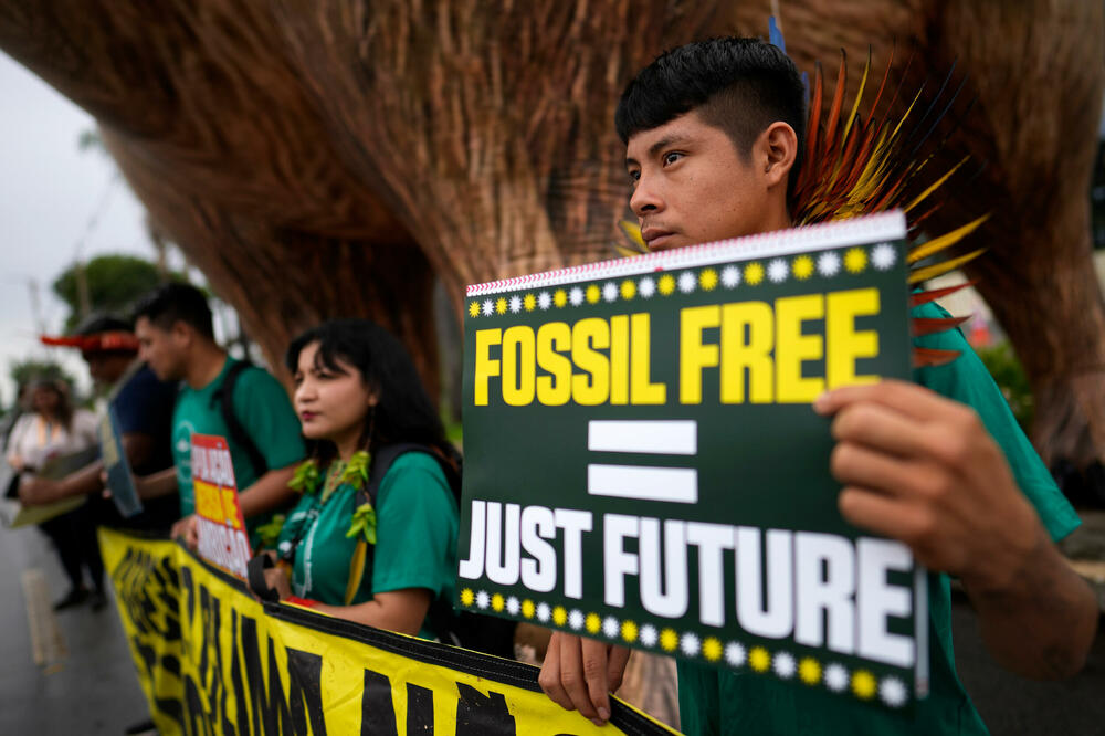 Autohtoni narodi protestuju ispred zgrade u kojoj se održava sastanak COP30 u Braziliji, Brazil, u utorak, 14. oktobra 2025. godine, Foto: Beta/AP