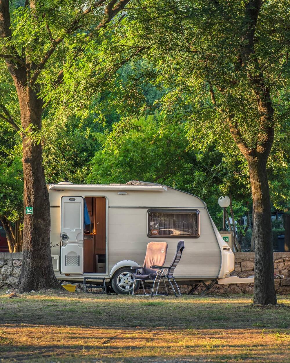 <p>Kamping asocijacija Crne Gore osnovana je prije godinu i želi da unaprijedi ponudu, jer smatraju da može postati jedna od najzdravijih i najodrživijih grana turizma</p>  <p>Crna Gora se prirodno uklapa u evropski talas povratka prirodi, ljudi traže autentičnost, mir i lokalni šarm, a to je upravo ono što nudimo, ističe Veselin Bajčeta</p>