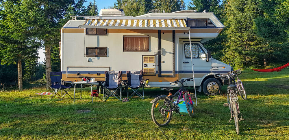 <p>Kamping asocijacija Crne Gore osnovana je prije godinu i želi da unaprijedi ponudu, jer smatraju da može postati jedna od najzdravijih i najodrživijih grana turizma</p>  <p>Crna Gora se prirodno uklapa u evropski talas povratka prirodi, ljudi traže autentičnost, mir i lokalni šarm, a to je upravo ono što nudimo, ističe Veselin Bajčeta</p>