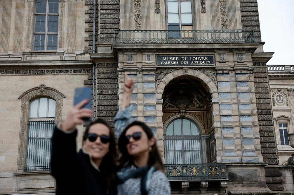 Detalj ispred luvra, dan nakon pljačke, Foto: Reuters