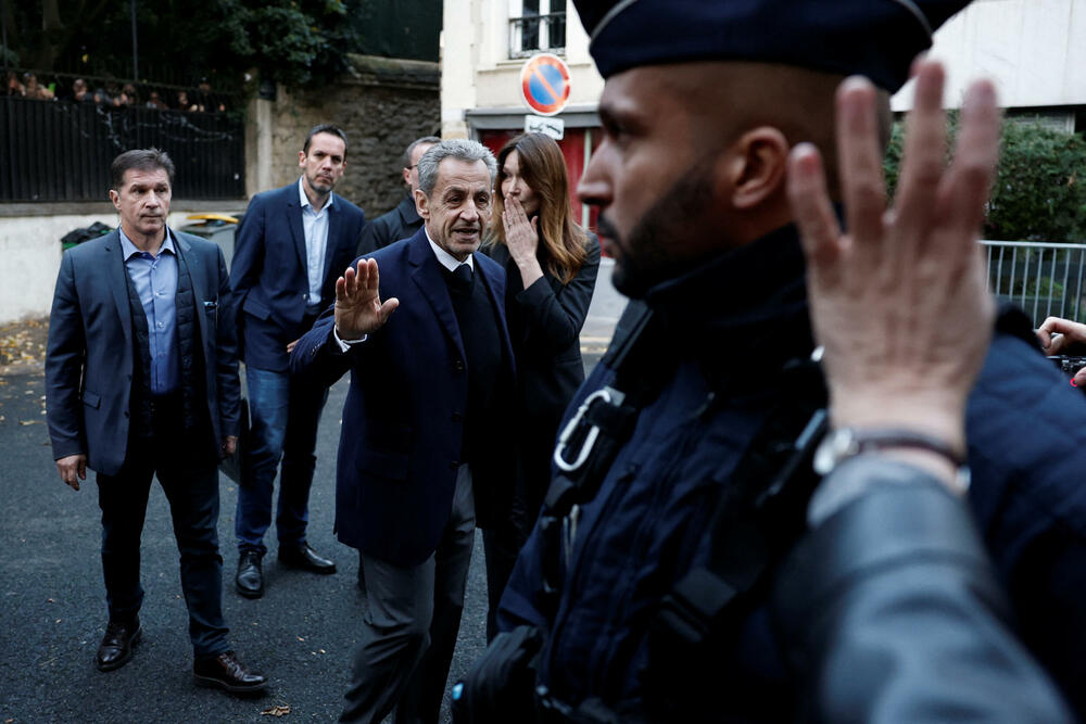 <p>Sarkozi će najvjerovatnije biti smješten u izolacioni dio zatvora La Sante, gdje zatvorenici borave u pojedinačnim ćelijama i odvojeni su tokom boravka na otvorenom, iz bezbjednosnih razloga</p>  <p>Uslovi su slični onima u ostatku zatvora: ćelije imaju površinu od devet do 12 kvadratnih metara i, nakon renoviranja, uključuju privatna kupatila</p>  <p>Sarkozi će imati pristup televizoru – uz mjesečnu naknadu od 14 eura i fiksnom telefonu</p>