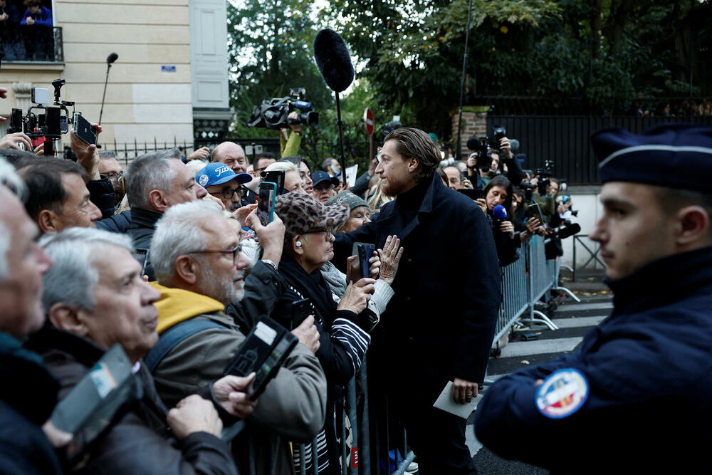 <p>Sarkozi će najvjerovatnije biti smješten u izolacioni dio zatvora La Sante, gdje zatvorenici borave u pojedinačnim ćelijama i odvojeni su tokom boravka na otvorenom, iz bezbjednosnih razloga</p>  <p>Uslovi su slični onima u ostatku zatvora: ćelije imaju površinu od devet do 12 kvadratnih metara i, nakon renoviranja, uključuju privatna kupatila</p>  <p>Sarkozi će imati pristup televizoru – uz mjesečnu naknadu od 14 eura i fiksnom telefonu</p>