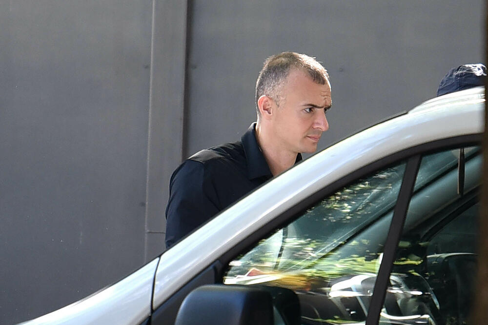 Lazovića sprovode u zgradu Višeg suda u Podgoric, Foto: Boris Pejović