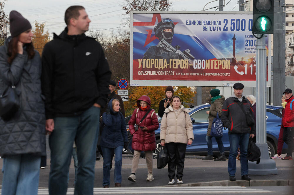 Bilbord koji promoviše službu po ugovoru u vojsci Rusije, u Sankt Peterburgu, Foto: Rojters