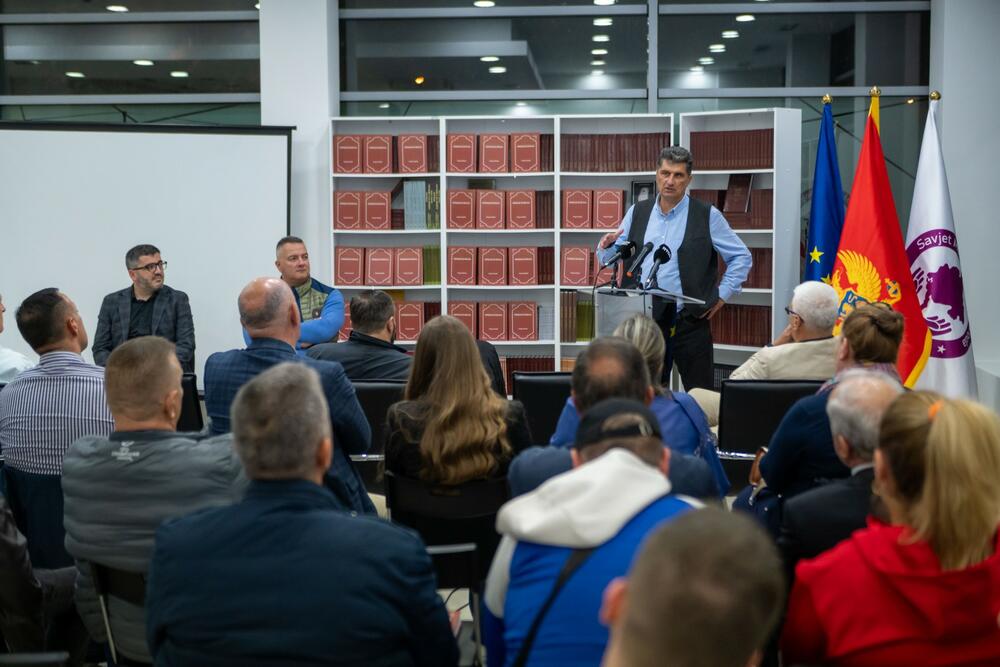 <p>Predsjednik Savjeta muslimanskog naroda u Crnoj Gori, Sabrija Vulić istakao je važnost istrajnosti u očuvanju identiteta, ali i potrebu za zajedničkim životom i međusobnim poštovanjem svih naroda i vjera u Crnoj Gori<br /> </p>