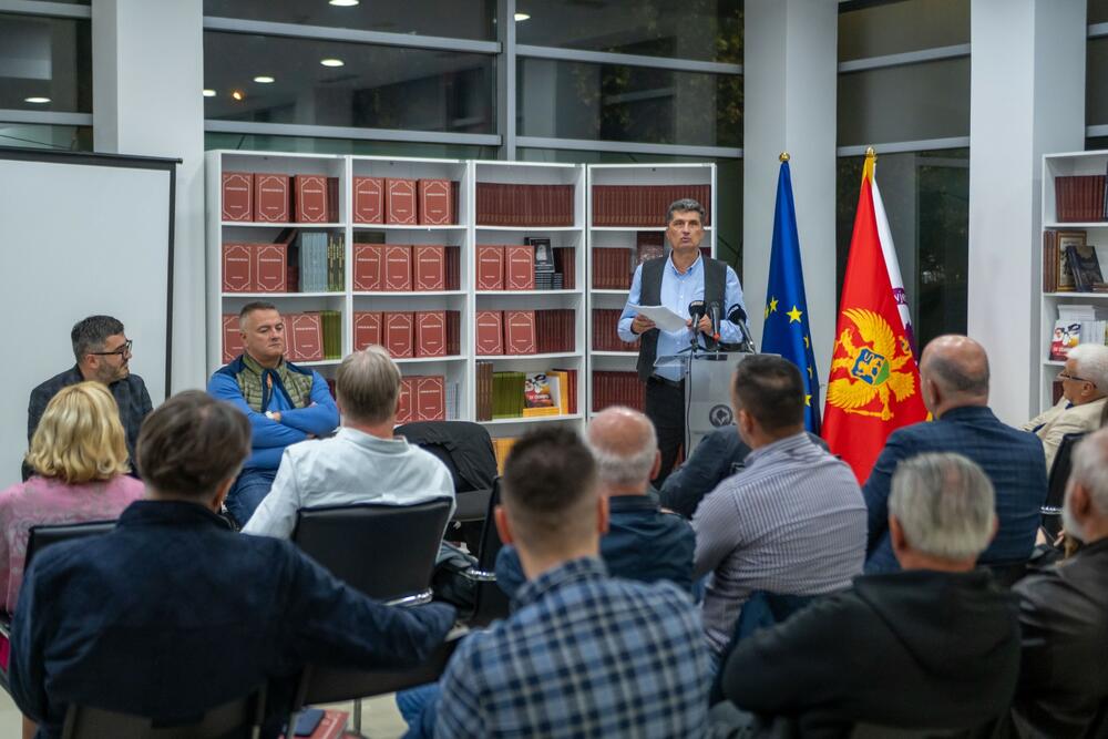 <p>Predsjednik Savjeta muslimanskog naroda u Crnoj Gori, Sabrija Vulić istakao je važnost istrajnosti u očuvanju identiteta, ali i potrebu za zajedničkim životom i međusobnim poštovanjem svih naroda i vjera u Crnoj Gori<br /> </p>