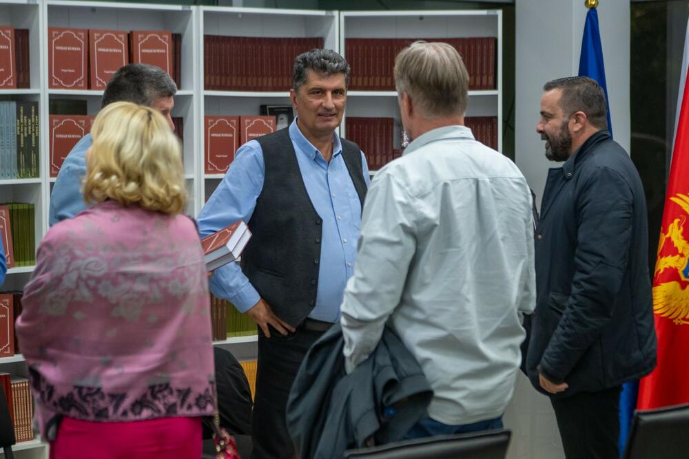 <p>Predsjednik Savjeta muslimanskog naroda u Crnoj Gori, Sabrija Vulić istakao je važnost istrajnosti u očuvanju identiteta, ali i potrebu za zajedničkim životom i međusobnim poštovanjem svih naroda i vjera u Crnoj Gori<br /> </p>