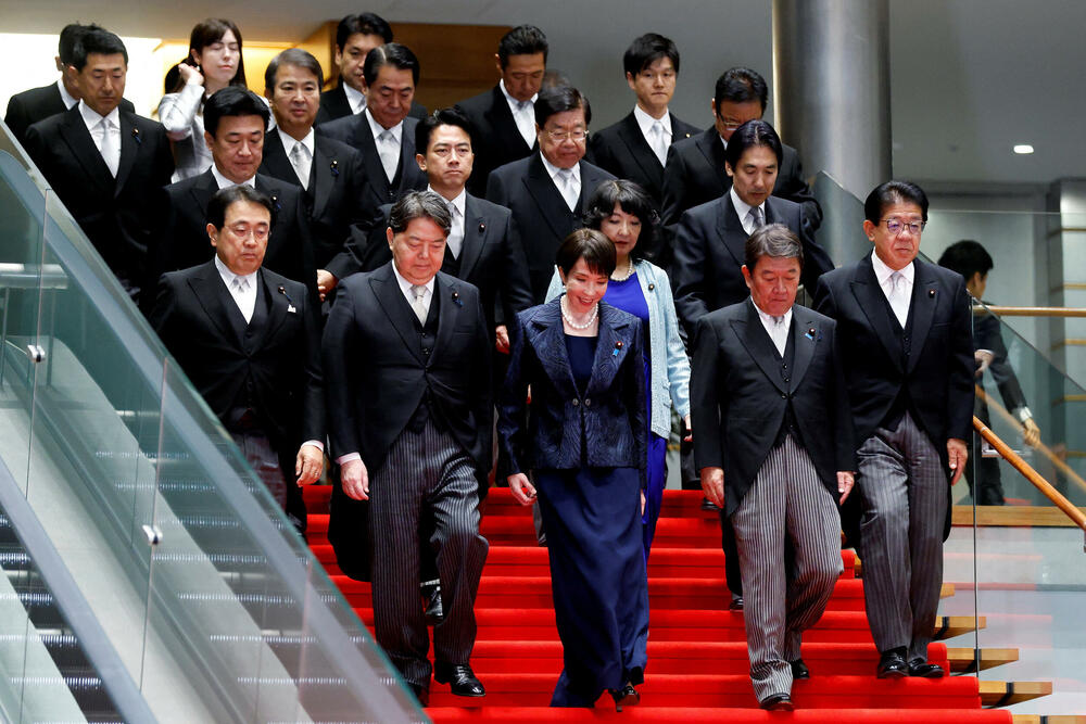 Takaiči sa novim članovima vlade