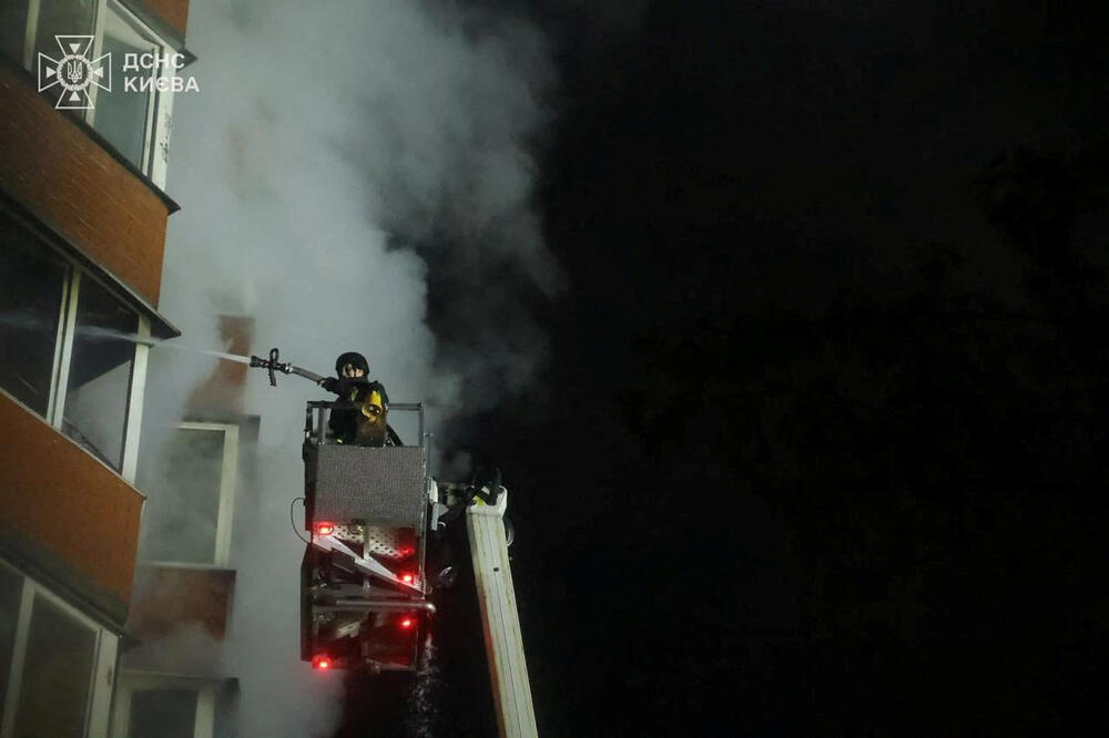 <p>Ostaci oborenog oružja bili su razbacani širom Kijeva, izazivajući požare u skoro polovini gradskih okruga, rekao je Timur Tkačenko, načelnik vojne administracije ukrajinske prijestonice, na aplikaciji Telegram</p>