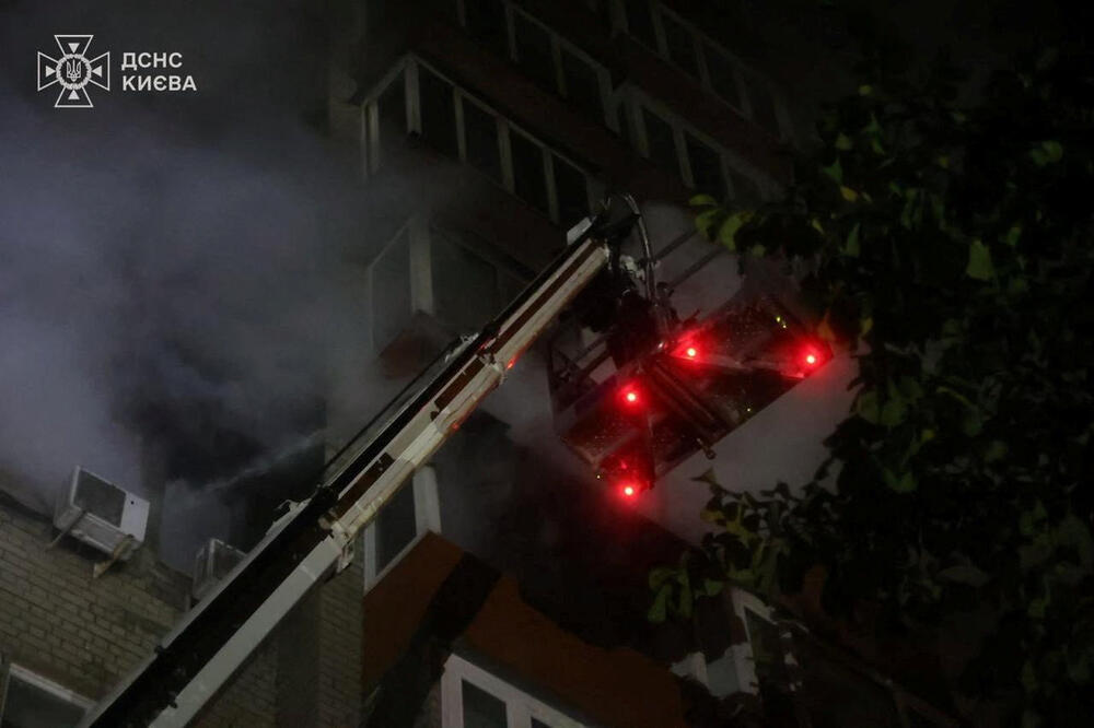 <p>Ostaci oborenog oružja bili su razbacani širom Kijeva, izazivajući požare u skoro polovini gradskih okruga, rekao je Timur Tkačenko, načelnik vojne administracije ukrajinske prijestonice, na aplikaciji Telegram</p>