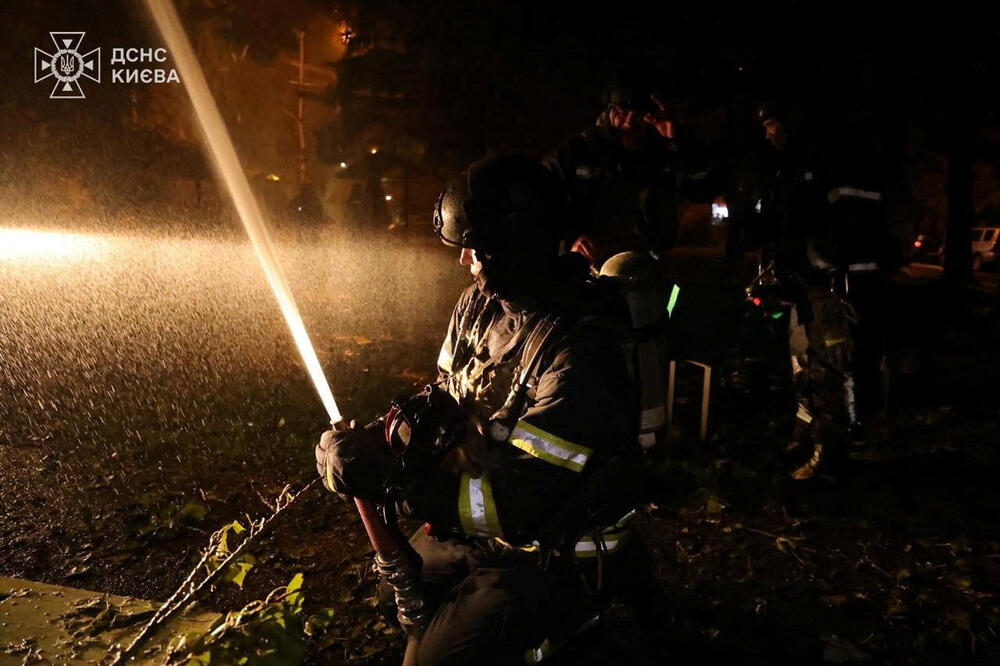 <p>Ostaci oborenog oružja bili su razbacani širom Kijeva, izazivajući požare u skoro polovini gradskih okruga, rekao je Timur Tkačenko, načelnik vojne administracije ukrajinske prijestonice, na aplikaciji Telegram</p>