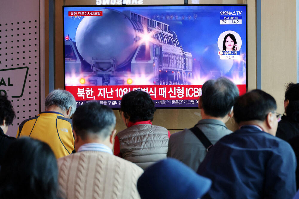 Ljudi gledaju TV koji emituje vijesti o Sjevernoj Koreji koja je ispalila balističke rakete kratkog dometa, Seul, Foto: Reuters