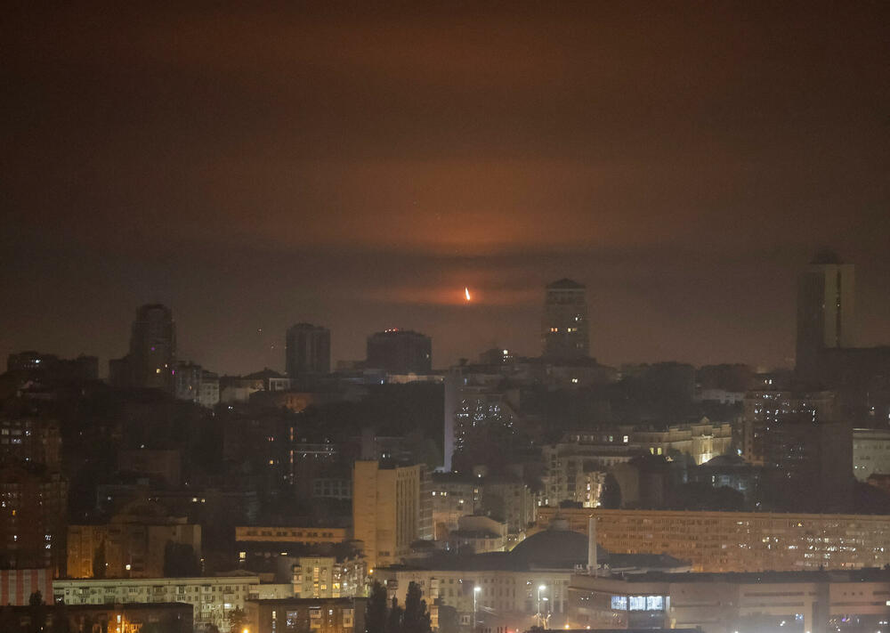 <p>Ostaci oborenog oružja bili su razbacani širom Kijeva, izazivajući požare u skoro polovini gradskih okruga, rekao je Timur Tkačenko, načelnik vojne administracije ukrajinske prijestonice, na aplikaciji Telegram</p>