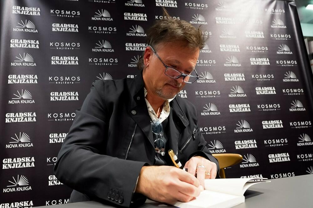 Džiboni potpisuje knjige u Podgorici, Foto: Mediabiro