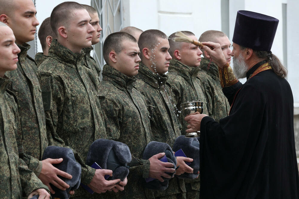 Sveštenik blagosilja ruske regrute u Sevastopolju na Krimu, Foto: REUTERS
