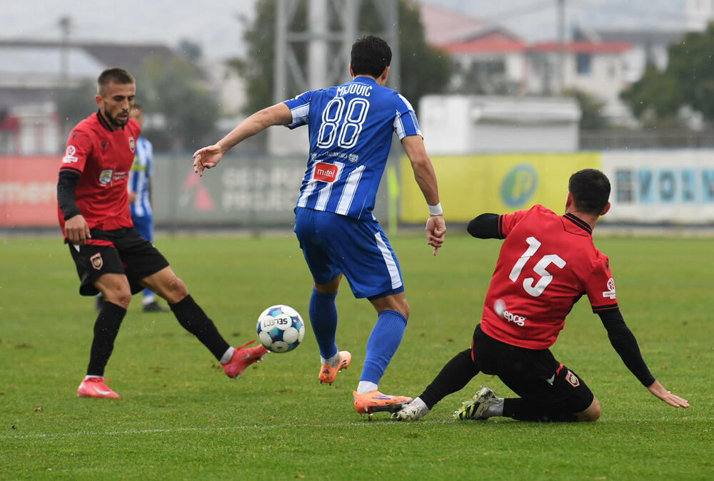 <p>Interesantan meč viđen je u Tuzima, sa pet golova, što nije baš karakteristično u meču u kojem se sastaju dva favorita takmičenja, a nemaju pravo na popravni</p>