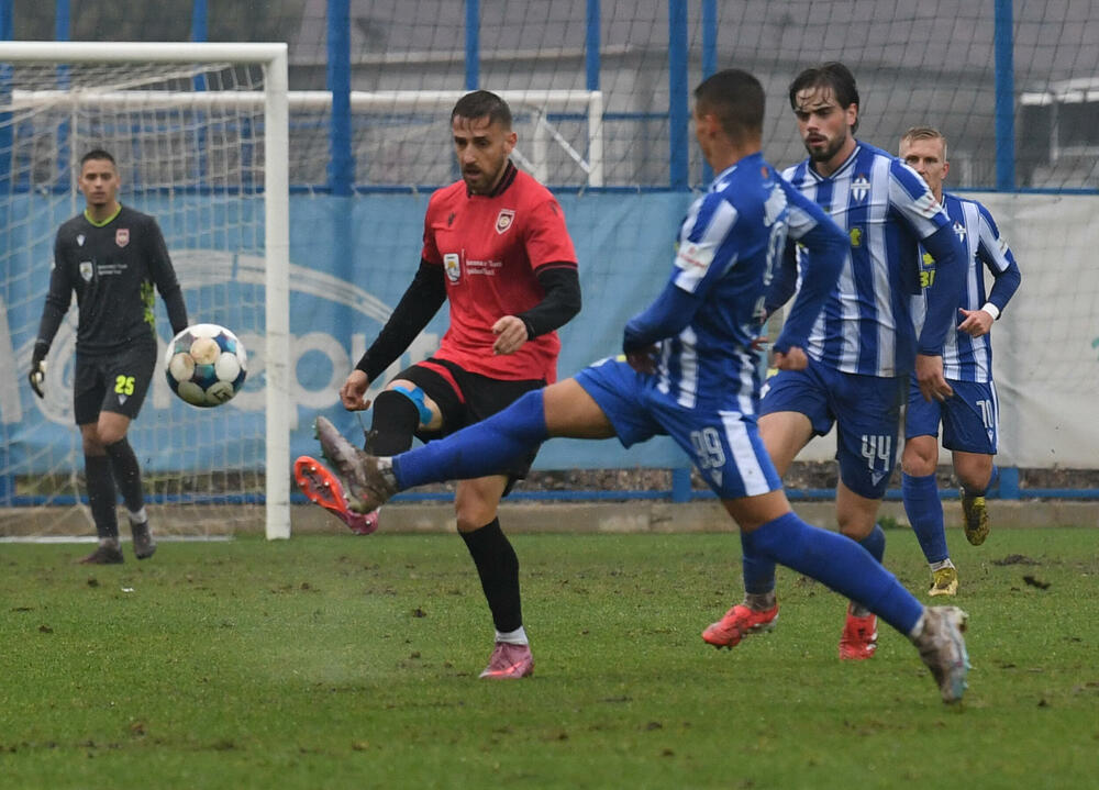 <p>Interesantan meč viđen je u Tuzima, sa pet golova, što nije baš karakteristično u meču u kojem se sastaju dva favorita takmičenja, a nemaju pravo na popravni</p>