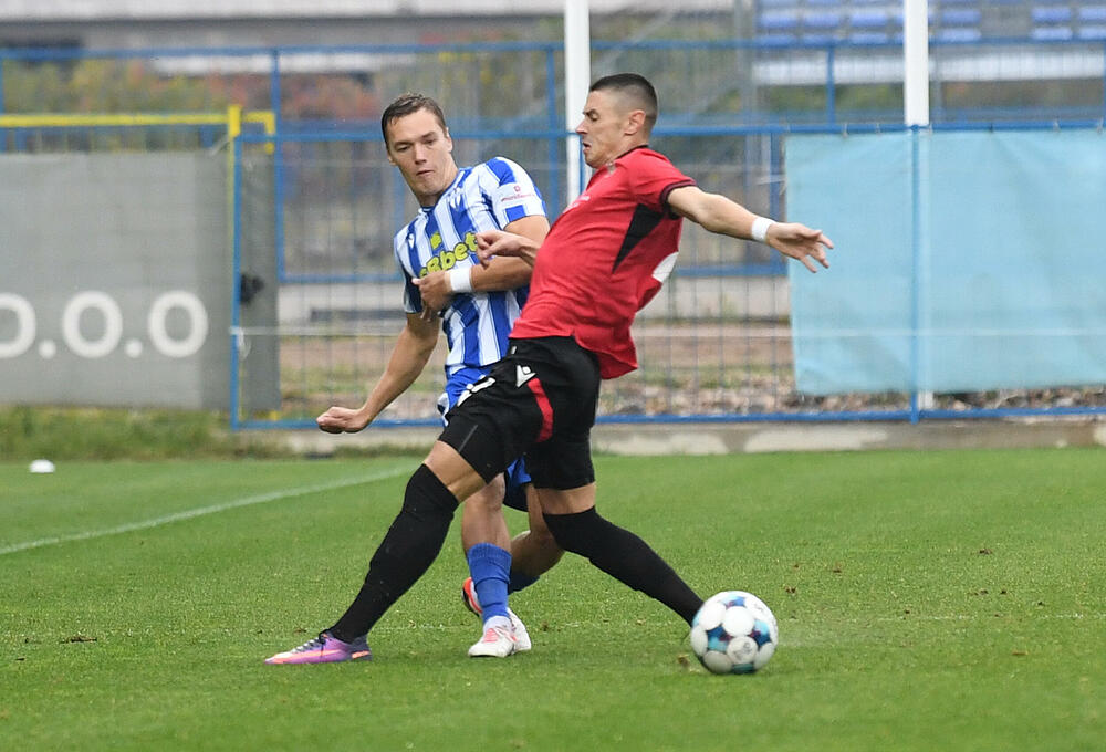 <p>Interesantan meč viđen je u Tuzima, sa pet golova, što nije baš karakteristično u meču u kojem se sastaju dva favorita takmičenja, a nemaju pravo na popravni</p>